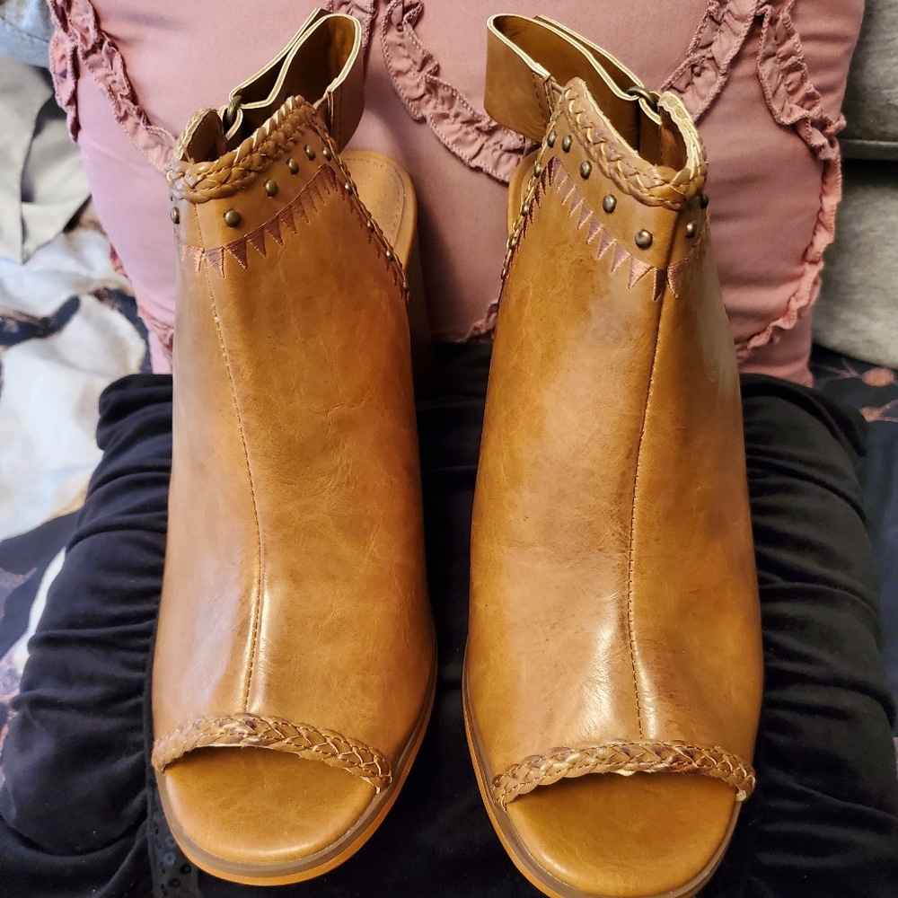 Shoe/Bootie=Shootie size 9W